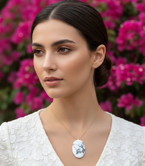 Collier doré et Howlite extra