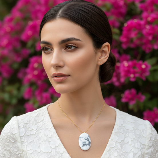 Collier doré et Howlite extra