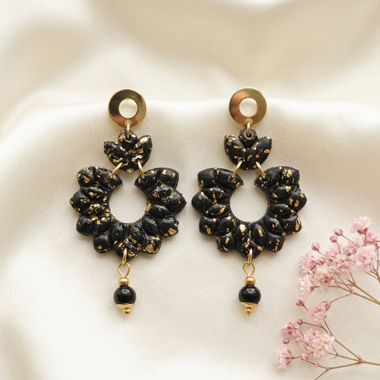 Boucles d'oreilles noire et or et tourmaline noire, et argile polymère, artisanal