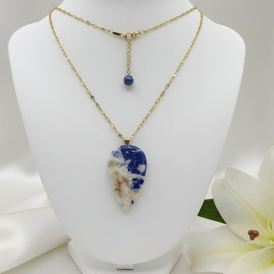 Collier doré en sodalite naturelle  élégance, intuition et sérénité