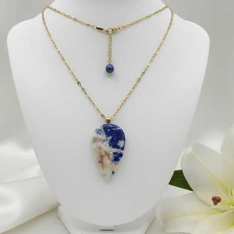 Collier doré en sodalite naturelle  élégance, intuition et sérénité