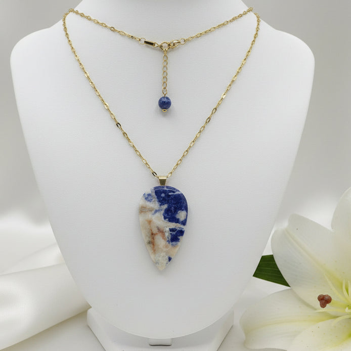 Collier doré en sodalite naturelle  élégance, intuition et sérénité
