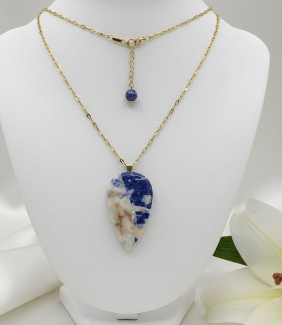 Collier doré en sodalite naturelle  élégance, intuition et sérénité