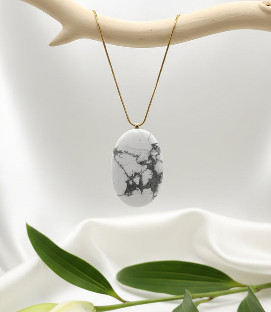 Collier doré et Howlite extra
