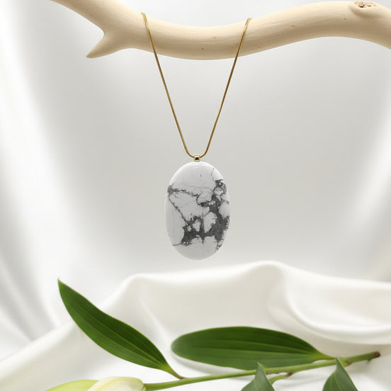 Collier doré et Howlite extra