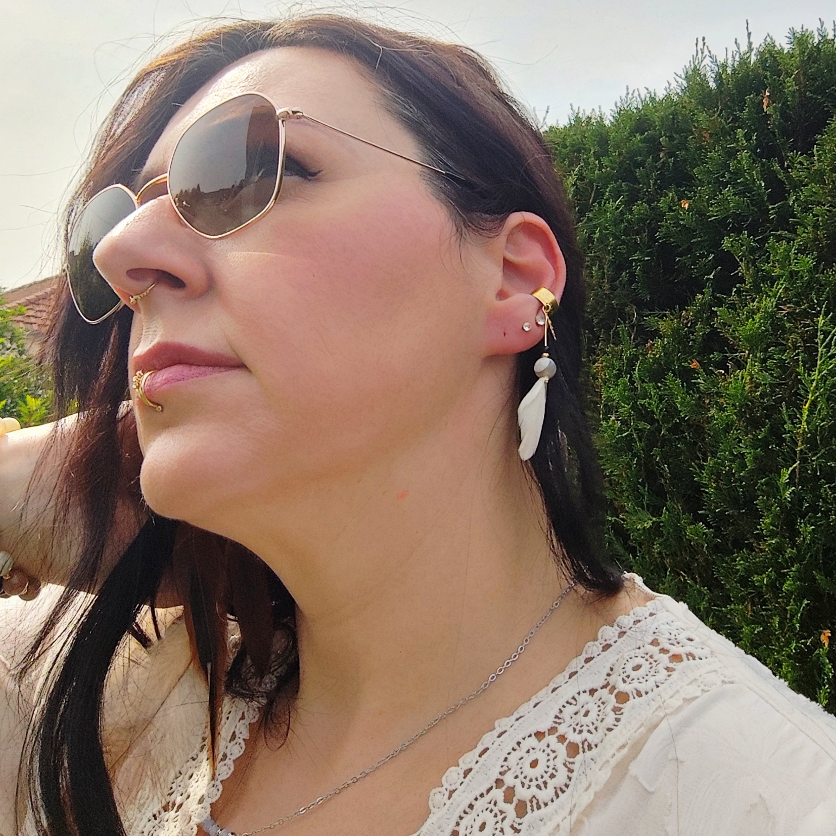 Anneau manchette doré chaman pierre et plume naturelle