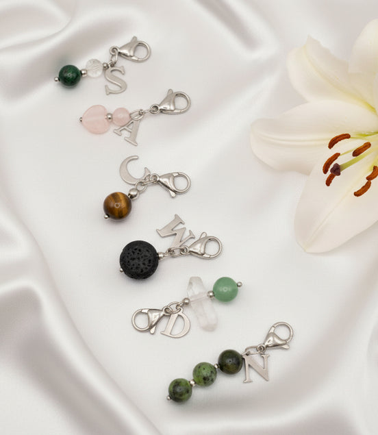 Bijou de soin en pierre personnalisé pour chien et chat avec initiale