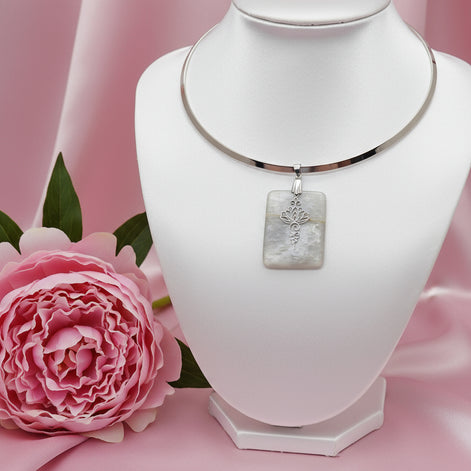 Collier torque argenté et pierre de lune extra