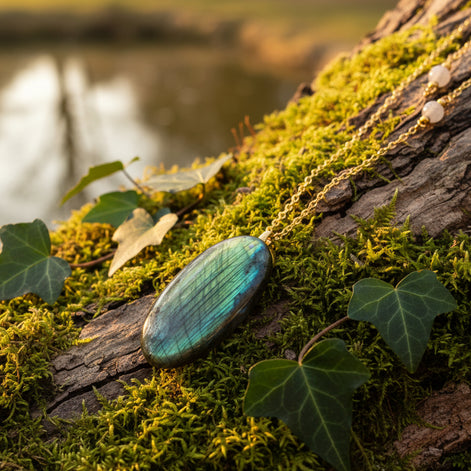 Collier doré, grande pierre de labradorite extra