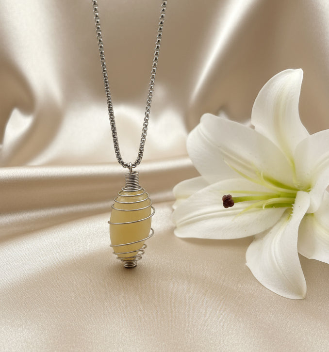 Pierre, collier, pendentif en calcite orange, oeuf, brut, joie et confiance