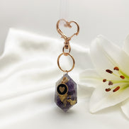 Porte clé orgonite doré en améthyste et coeur