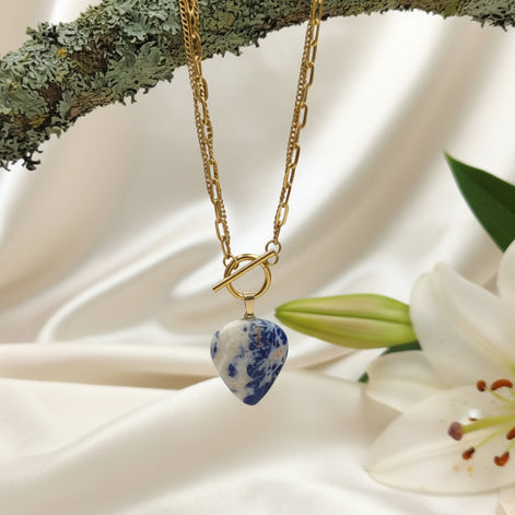 Collier doré et sodalite extra, intuition lumineuse