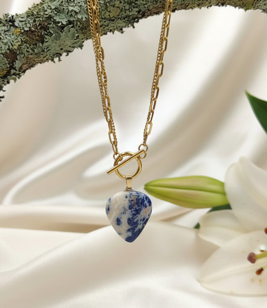Collier doré et sodalite extra, intuition lumineuse