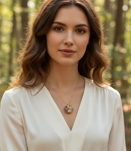 collier rose et doré en pierre