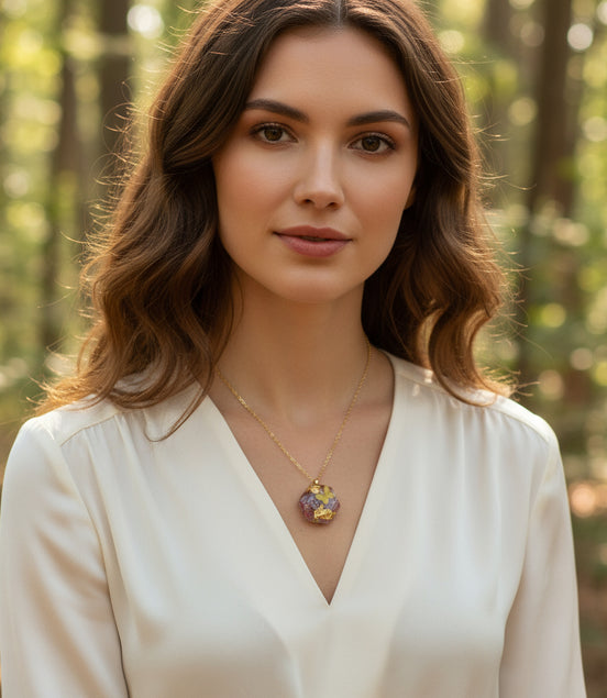 collier rose et doré en pierre