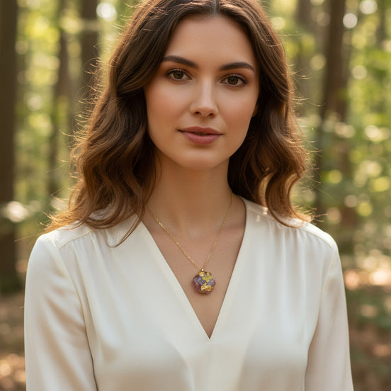 collier rose et doré en pierre