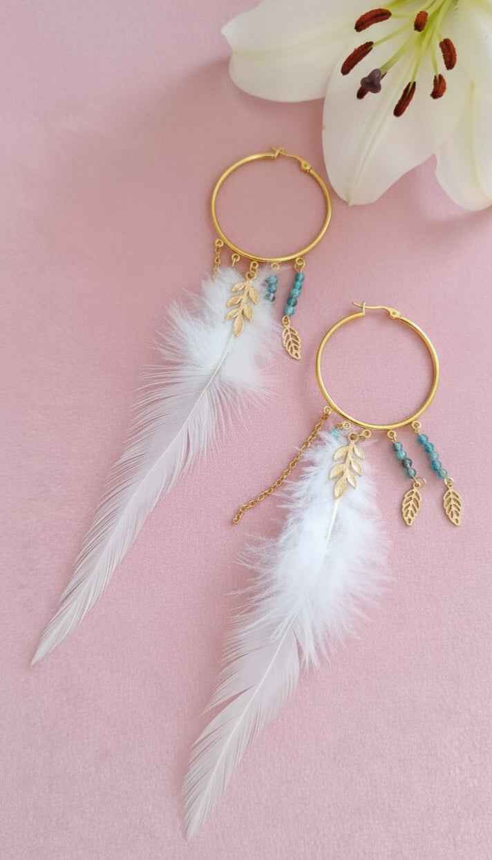 Boucles d'oreilles Enchantée, apatite, plume blanche, dorée
