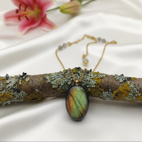Collier doré et pierre de labradorite extra