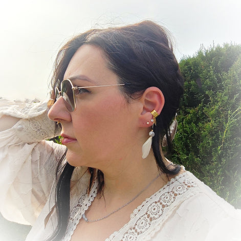 Anneau manchette doré chaman pierre et plume naturelle