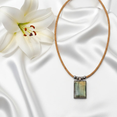 collier liège et pierres cadeau végan