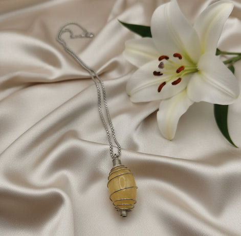 Pierre, collier, pendentif en calcite orange, oeuf, brut, joie et confiance