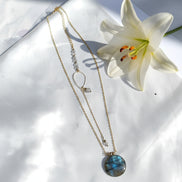 collier en pierre avec bijou de dos nu