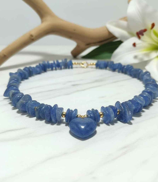 Collier tour de cou en perle de cyanite avec coeur