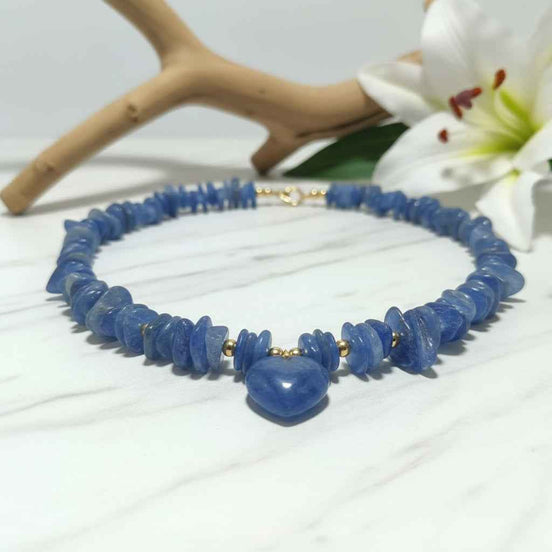 Collier tour de cou en perle de cyanite avec coeur
