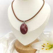 collier en cuir et jaspe mokaite violette artisanal