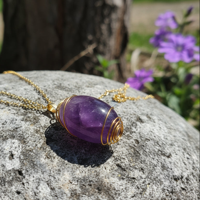Collier doré et son améthyste fileté