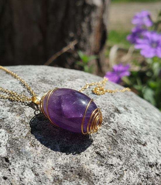 Collier doré et son améthyste fileté