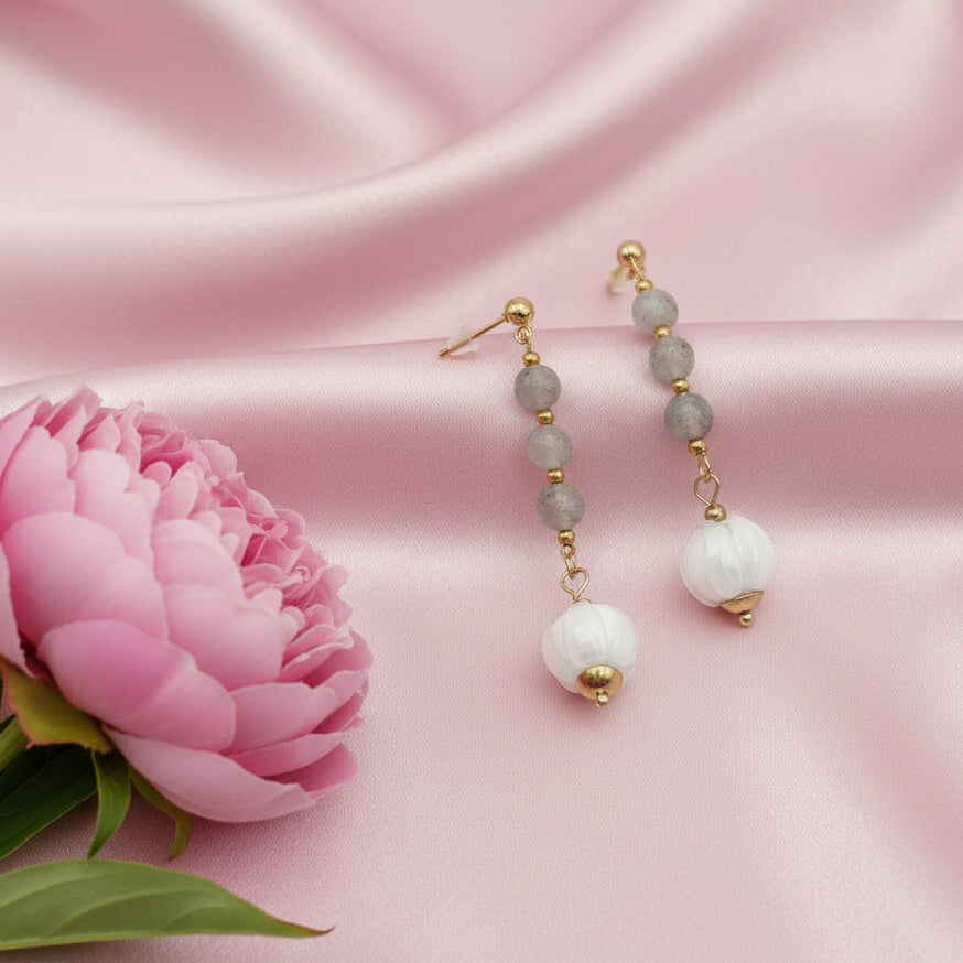 Boucles d'oreilles camélia en labradorite