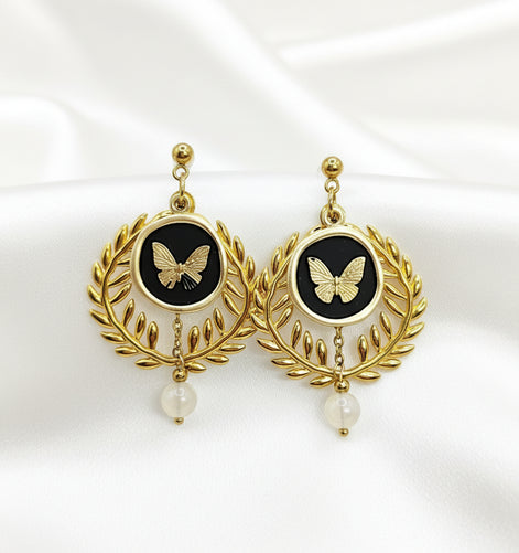 Boucles d'oreilles dorées papillon et pierre de lune ou perle d'eau douce