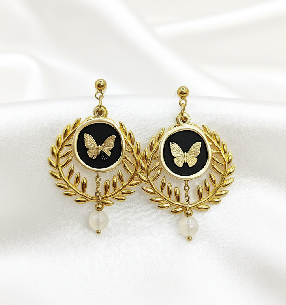 Boucles d'oreilles dorées papillon et pierre de lune ou perle d'eau douce