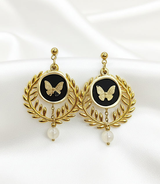 Boucles d'oreilles dorées papillon et pierre de lune ou perle d'eau douce