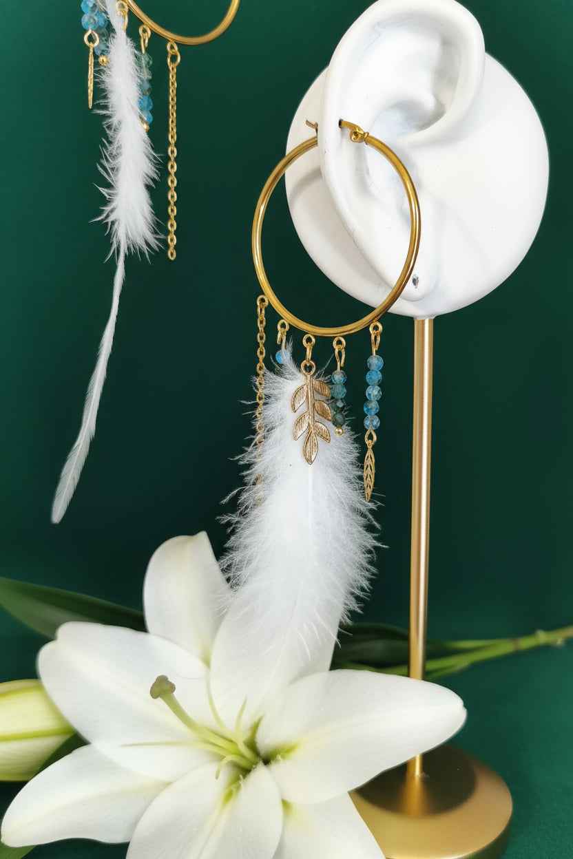 Boucles d'oreilles Enchantée, apatite, plume blanche, dorée