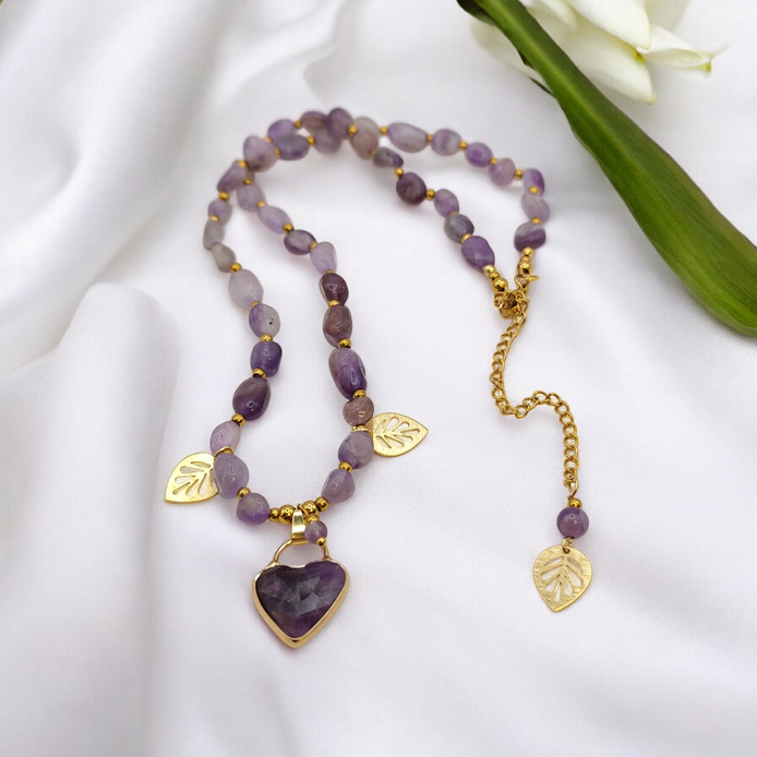 Collier de perles d'améthyste et son coeur