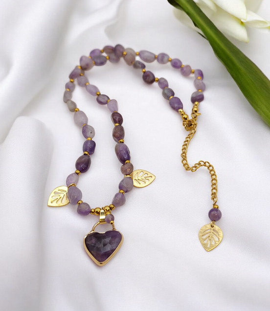 Collier de perles d'améthyste et son coeur