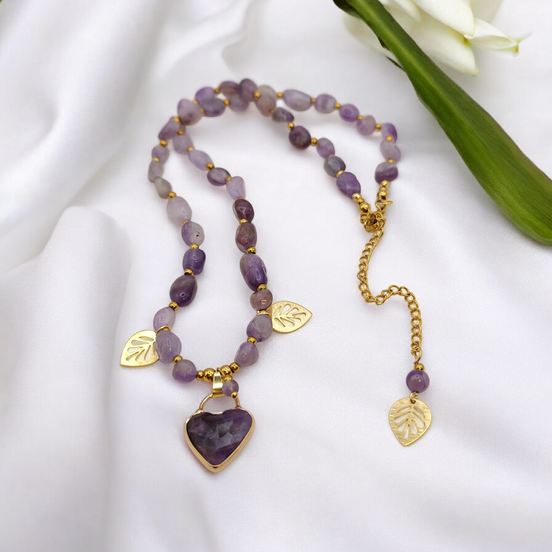 Collier de perles d'améthyste et son coeur