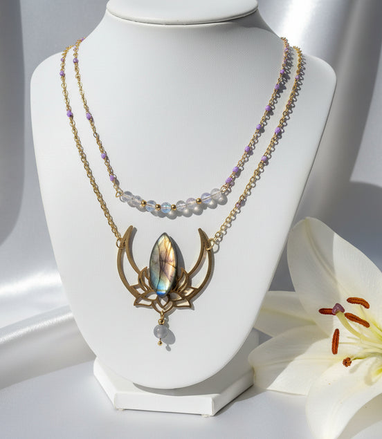 collier doré lotus et pierre