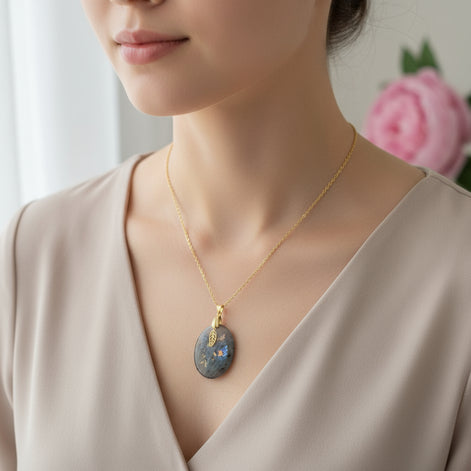 Collier doré labradorite rose violet de 4 cm