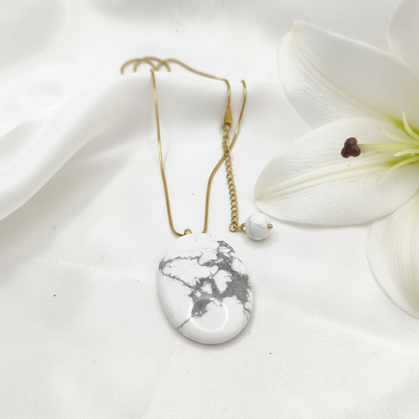 Collier doré et Howlite extra