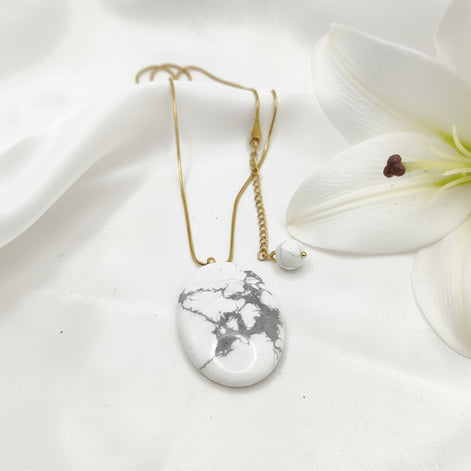 Collier doré et Howlite extra