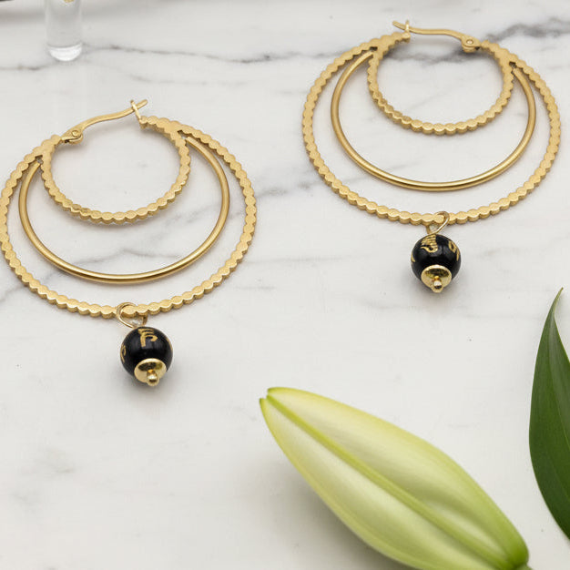 Boucles d'oreilles dorées créoles et perles mantras en obsidienne
