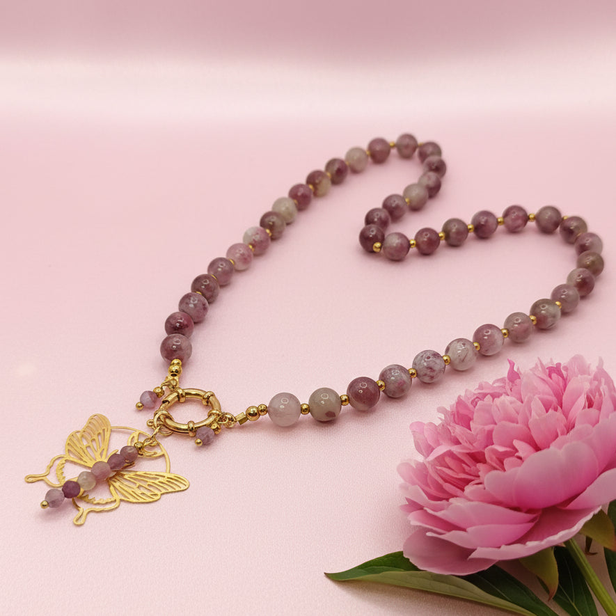 collier papillon doré en pierre rose