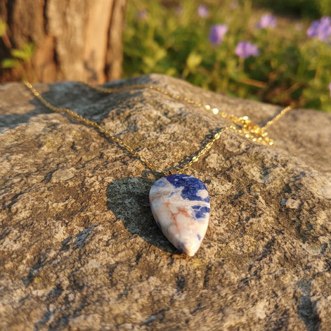 Collier doré en sodalite naturelle  élégance, intuition et sérénité