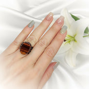 Bague en oeil de tigre ou taureau, argenté, ajustable, au choix
