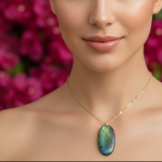 Collier Doré ✦ Grande Labradorite Extra — Protection & Intuition