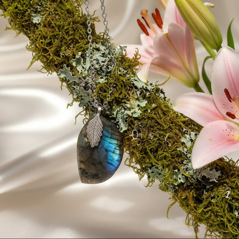 Collier argenté et labradorite bleuté