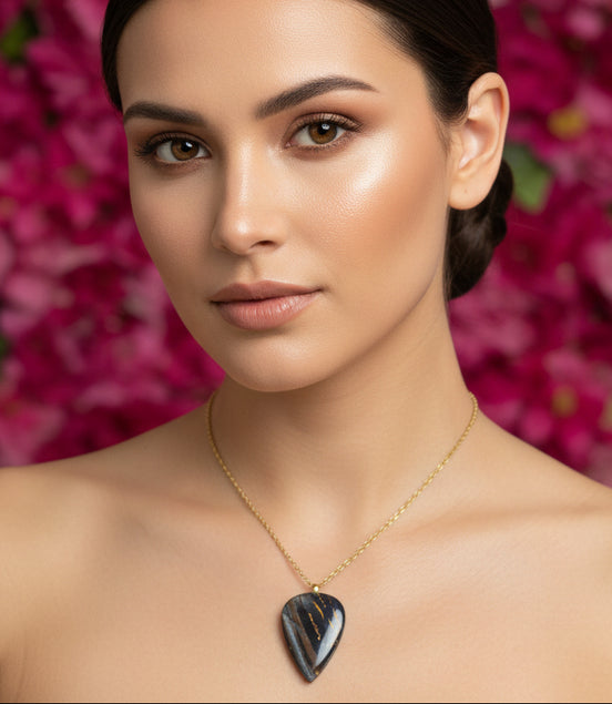 Collier doré et Pendentif en oeil de fer sur bélière acier inoxydable